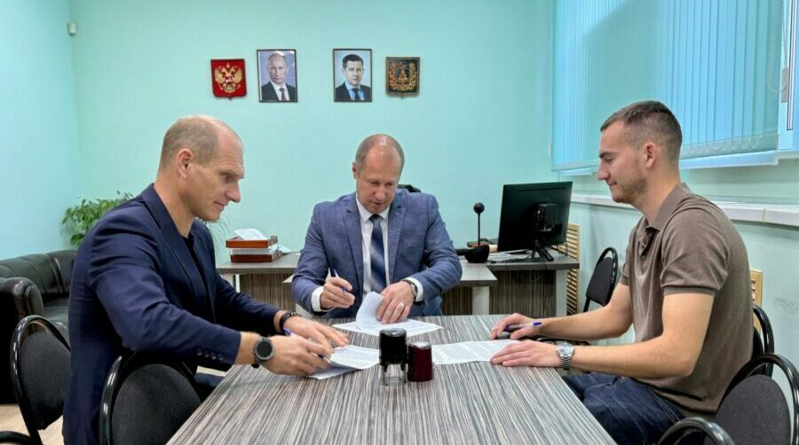 В Брянской области подписаны соглашения с победителями программы «Земский тренер»