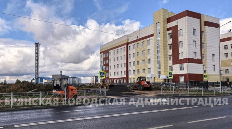 У новой поликлиники на Амосова возводят парковку