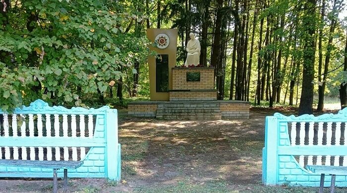 Педколлектив филиала Малощербиничской школы  провел субботник