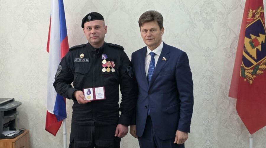 В Брянске в преддверии Дня города наградили сегодняшних защитников Родины