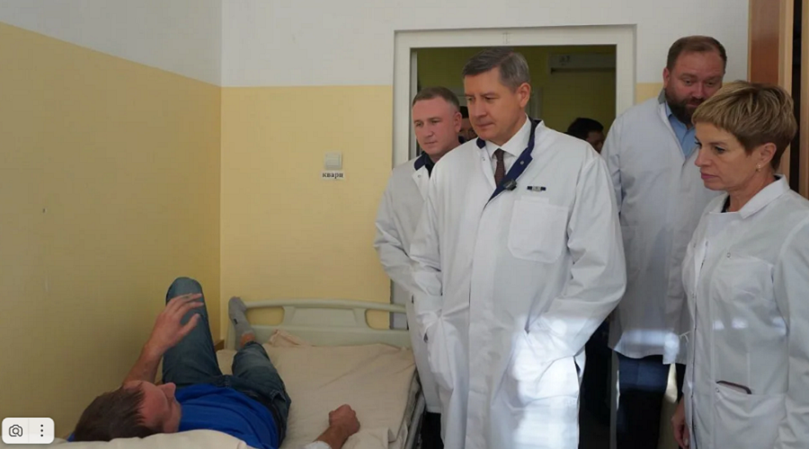 Губернатор Егор Ковальчук встретился с пострадавшими пожарными