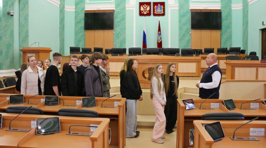 Школьники побывали на экскурсии в Брянской областной Думе