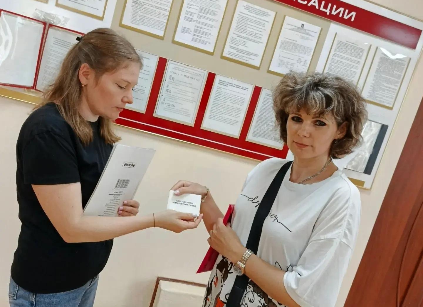 В Суражском районе семье Малышевых вручили удостоверение «Многодетная семья»