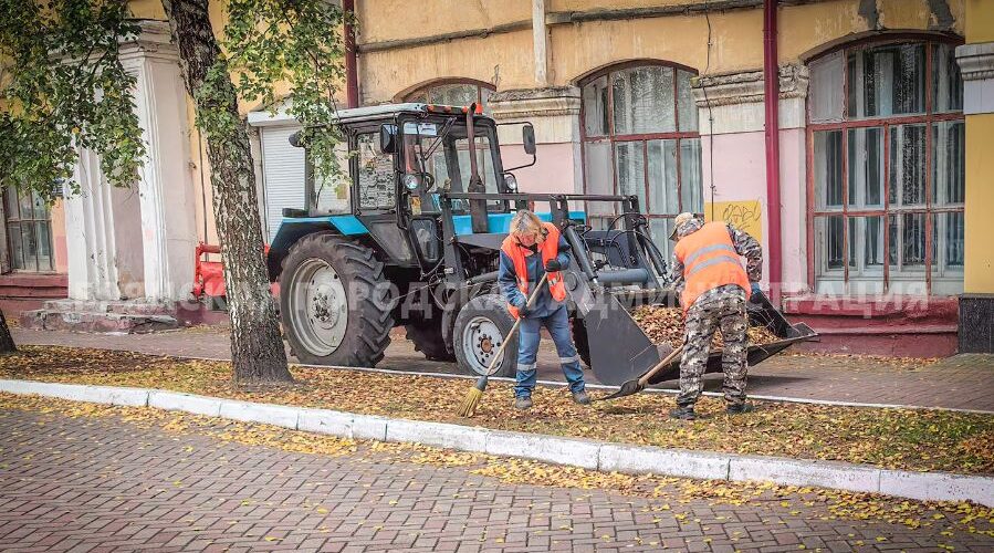 Брянские дорожники наводят порядок на осенних улицах