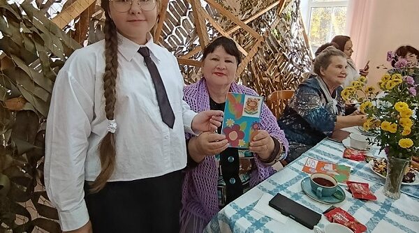 Злынковские школьники поздравили серебряных волонтеров  с Днем пожилого человека