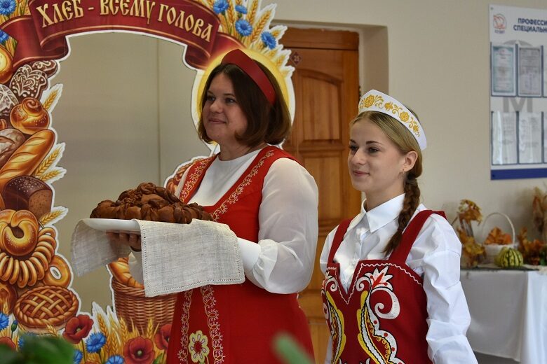 В Брянском техникуме питания и торговли прошёл праздник — Всемирный день хлеба